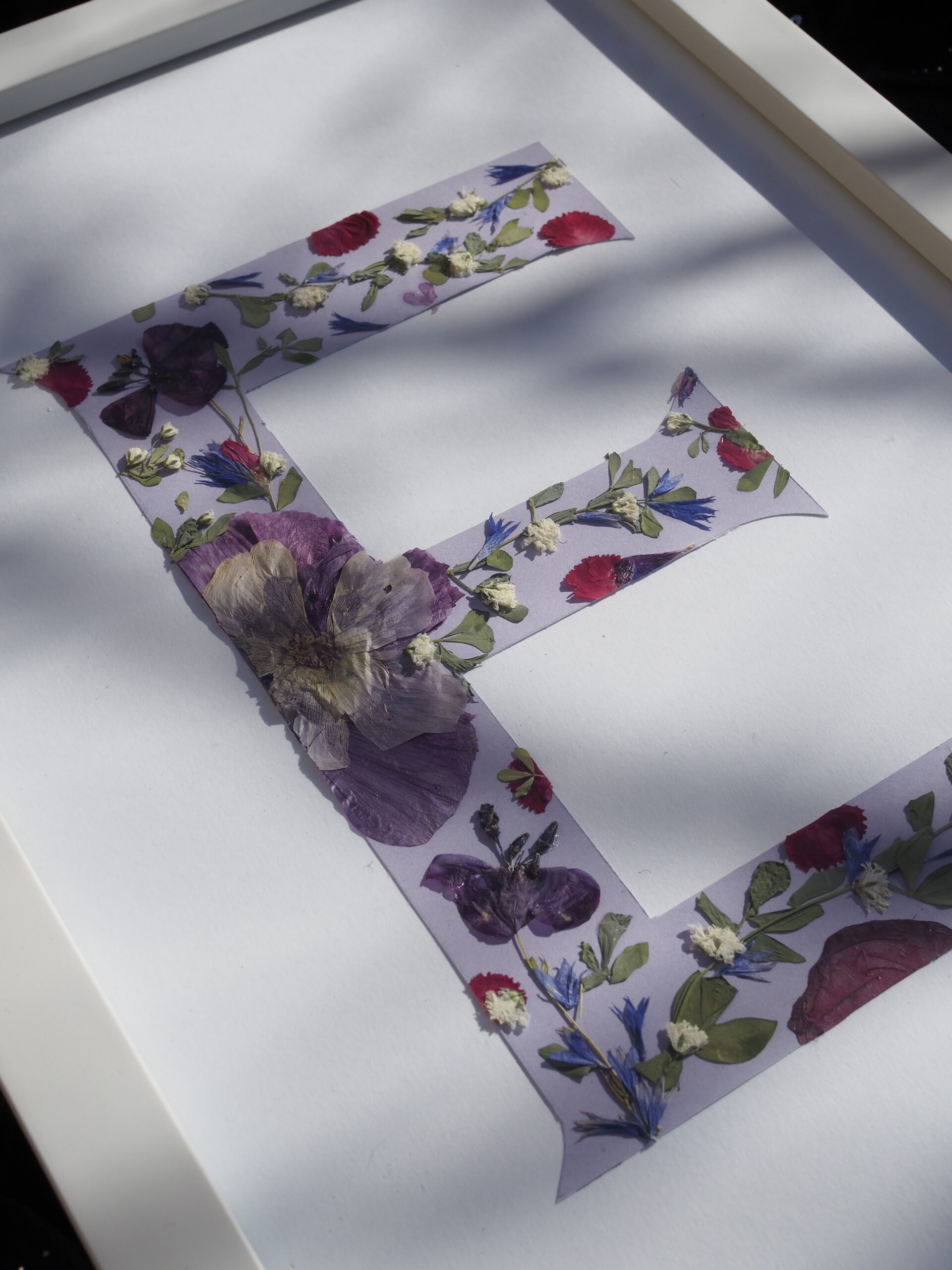 Kirjaintaulu prässätyistä kukista - Image 3