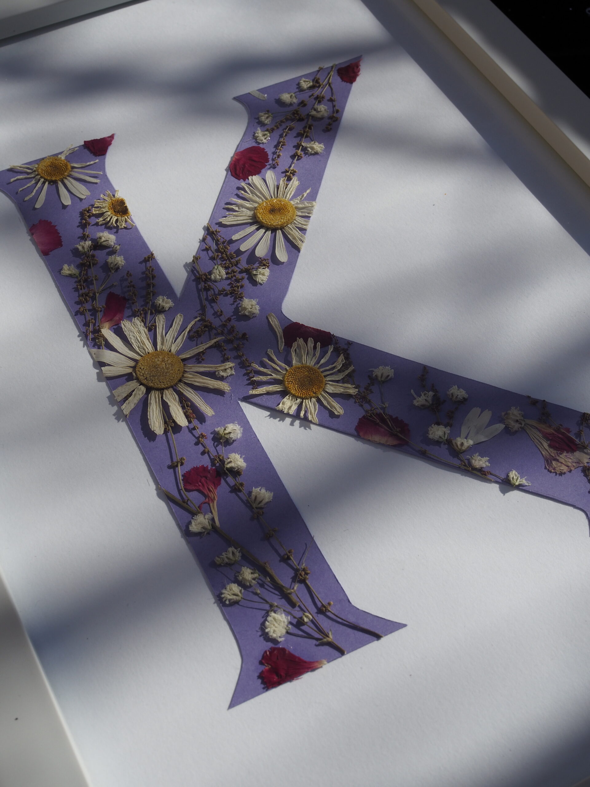 Kirjaintaulu prässätyistä kukista - Image 4